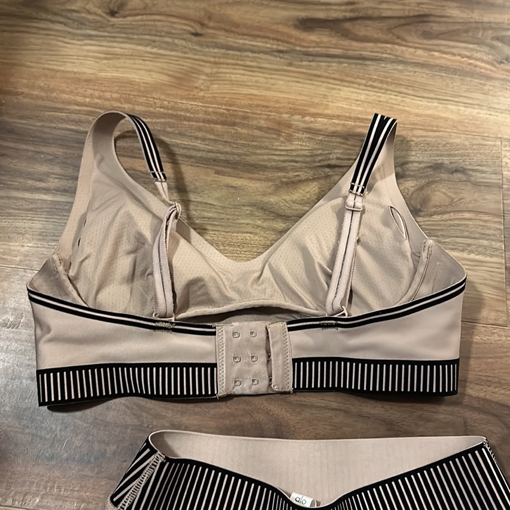 ALO Yoga Taupe & Black Contrast Sports Bra - Picture 8 of 10